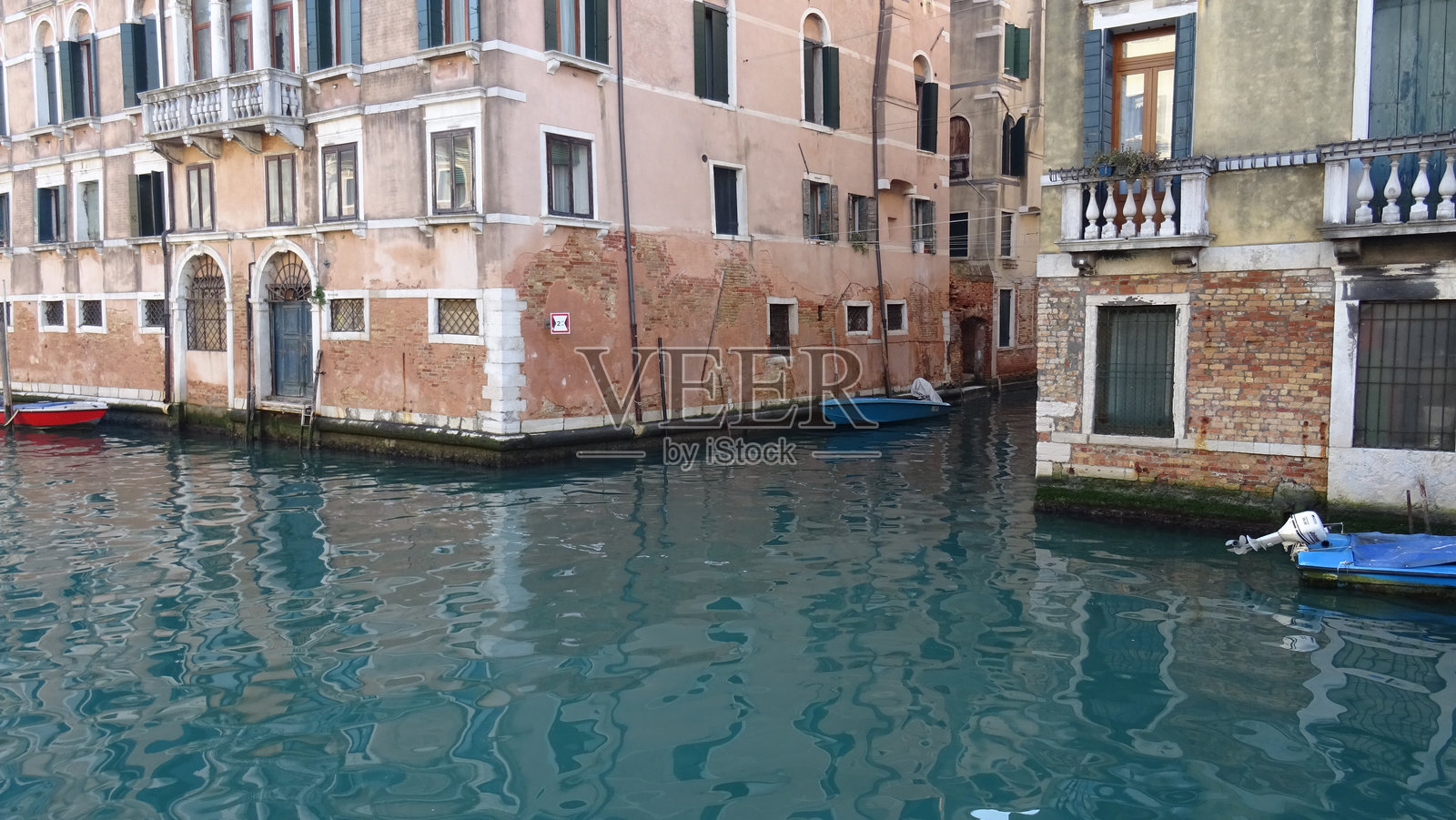 合并在威尼斯运河中的建筑照片摄影图片