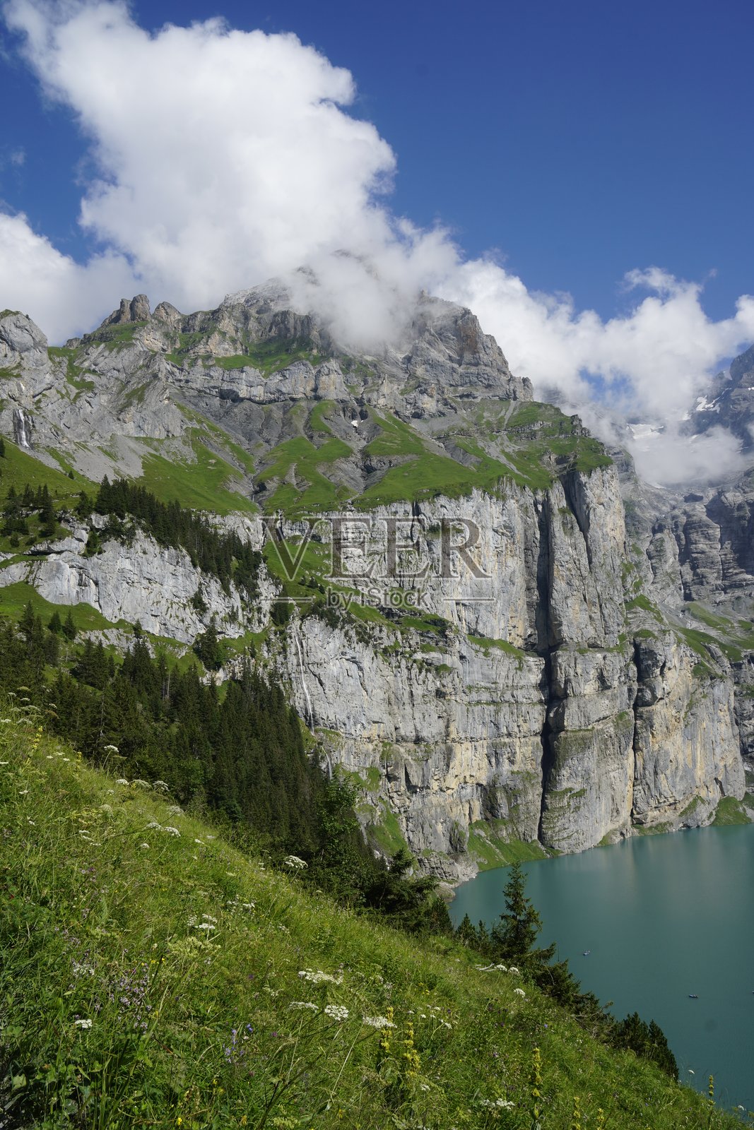 奥施宁湖附近的山脉照片摄影图片