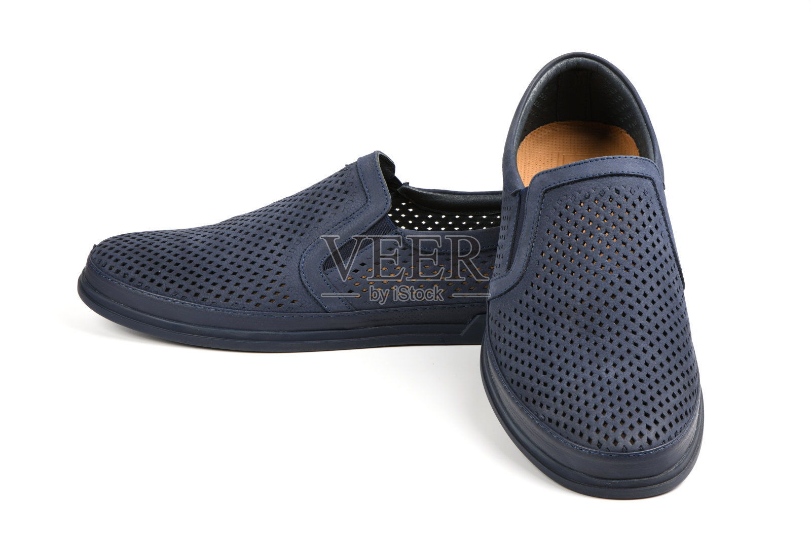 男士蓝色皮鞋。真皮男鞋，带有绝缘层，背景为白色。照片摄影图片