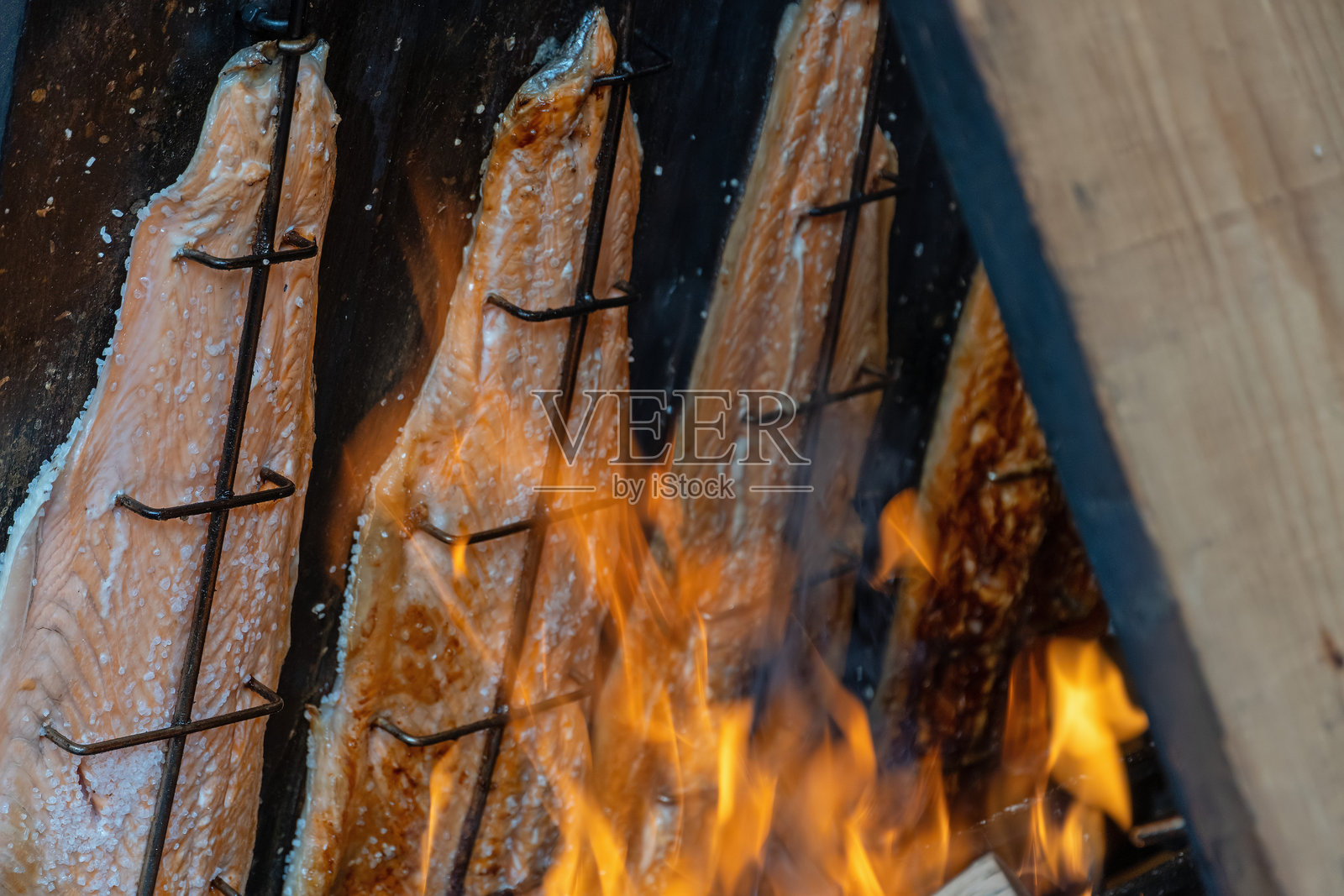 火焰三文鱼照片摄影图片