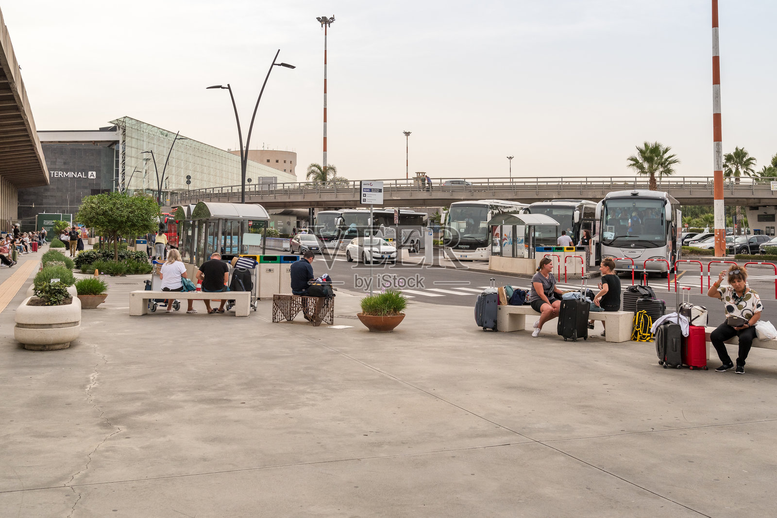 西西里卡塔尼亚-丰塔纳罗萨国际机场到达航站楼外观。照片摄影图片