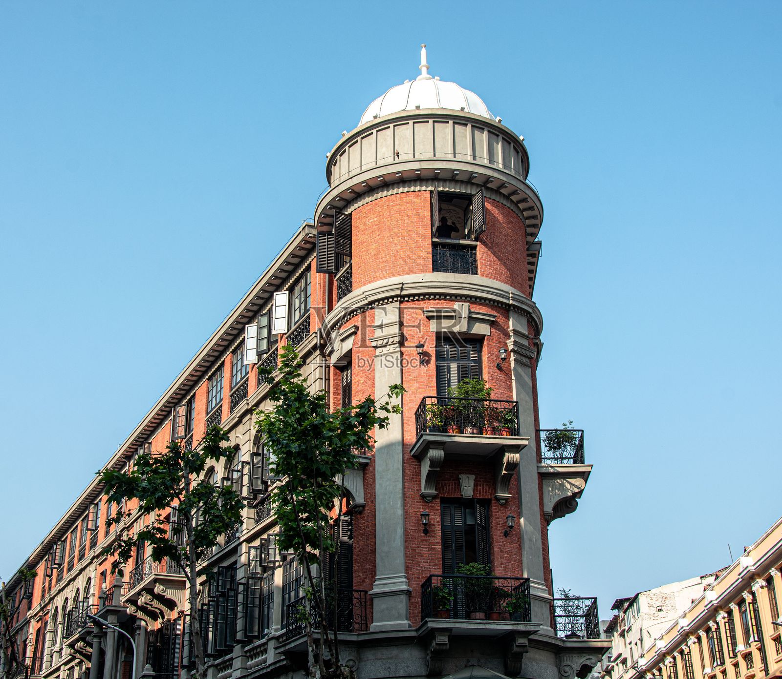 历史悠久的红砖建筑，带有圆顶照片摄影图片