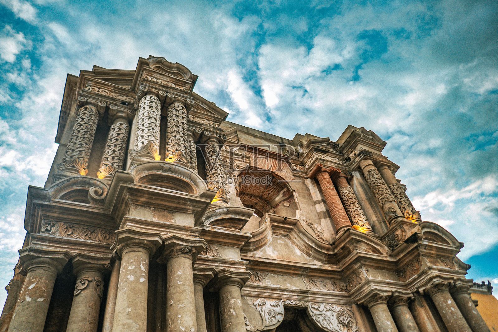 危地马拉安提瓜的一座美丽古老建筑，位于中美洲照片摄影图片