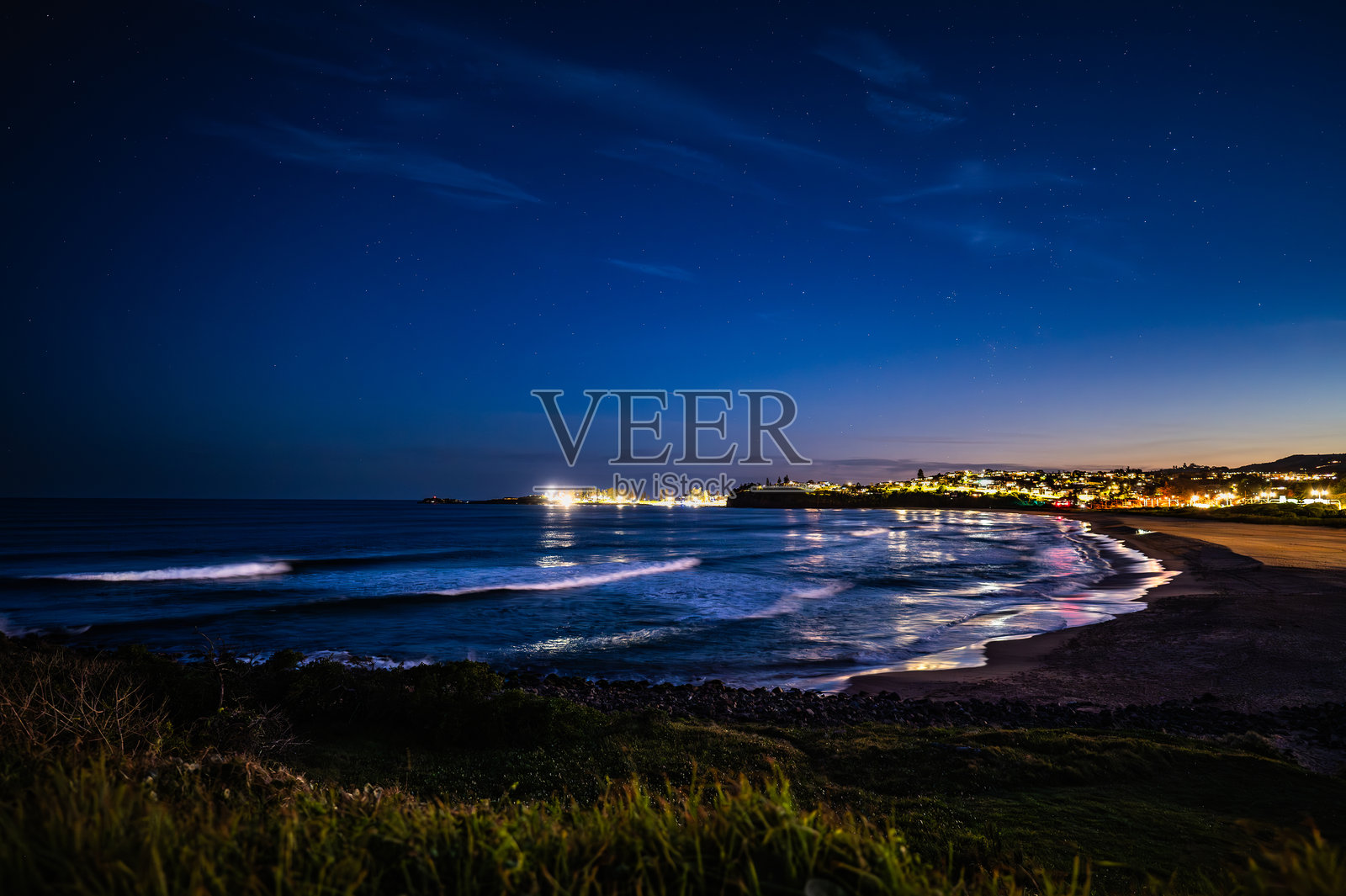 这张照片是在基阿马海边拍摄的，展现了夜景和星空。照片摄影图片
