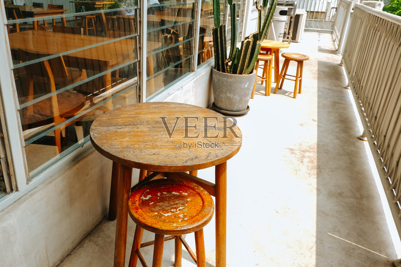 木制长椅和圆桌，三个圆形模块化咖啡桌照片摄影图片