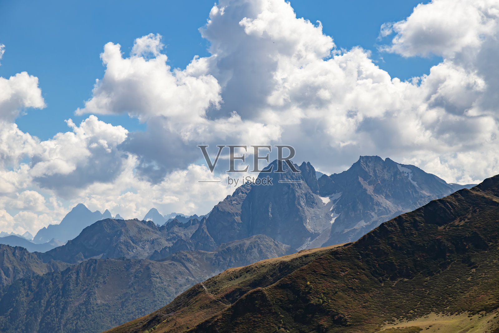 从阿尔希兹山脉的高度俯瞰山峰和索非亚冰川的景色照片摄影图片