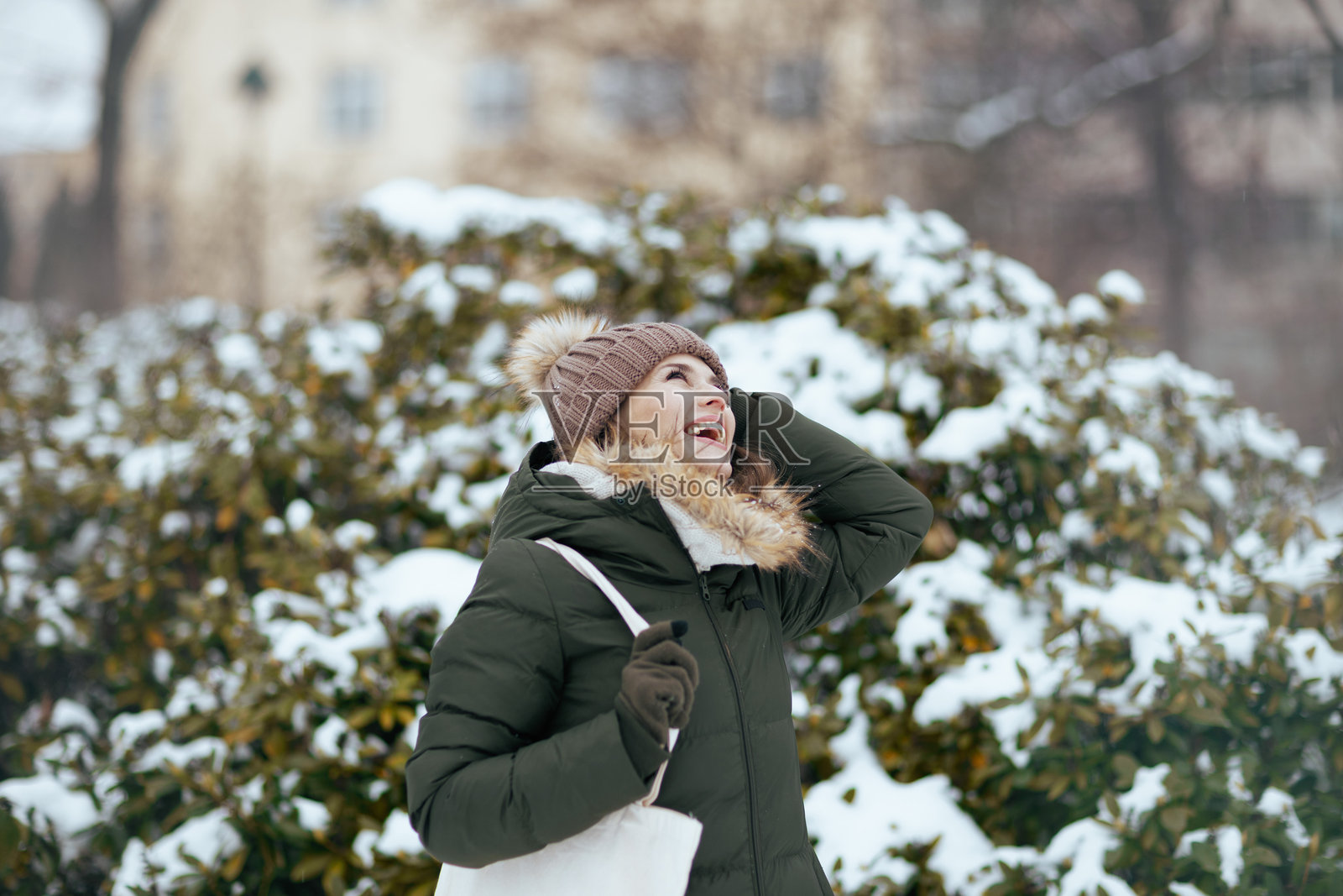冬季城市公园中微笑的现代女性照片摄影图片