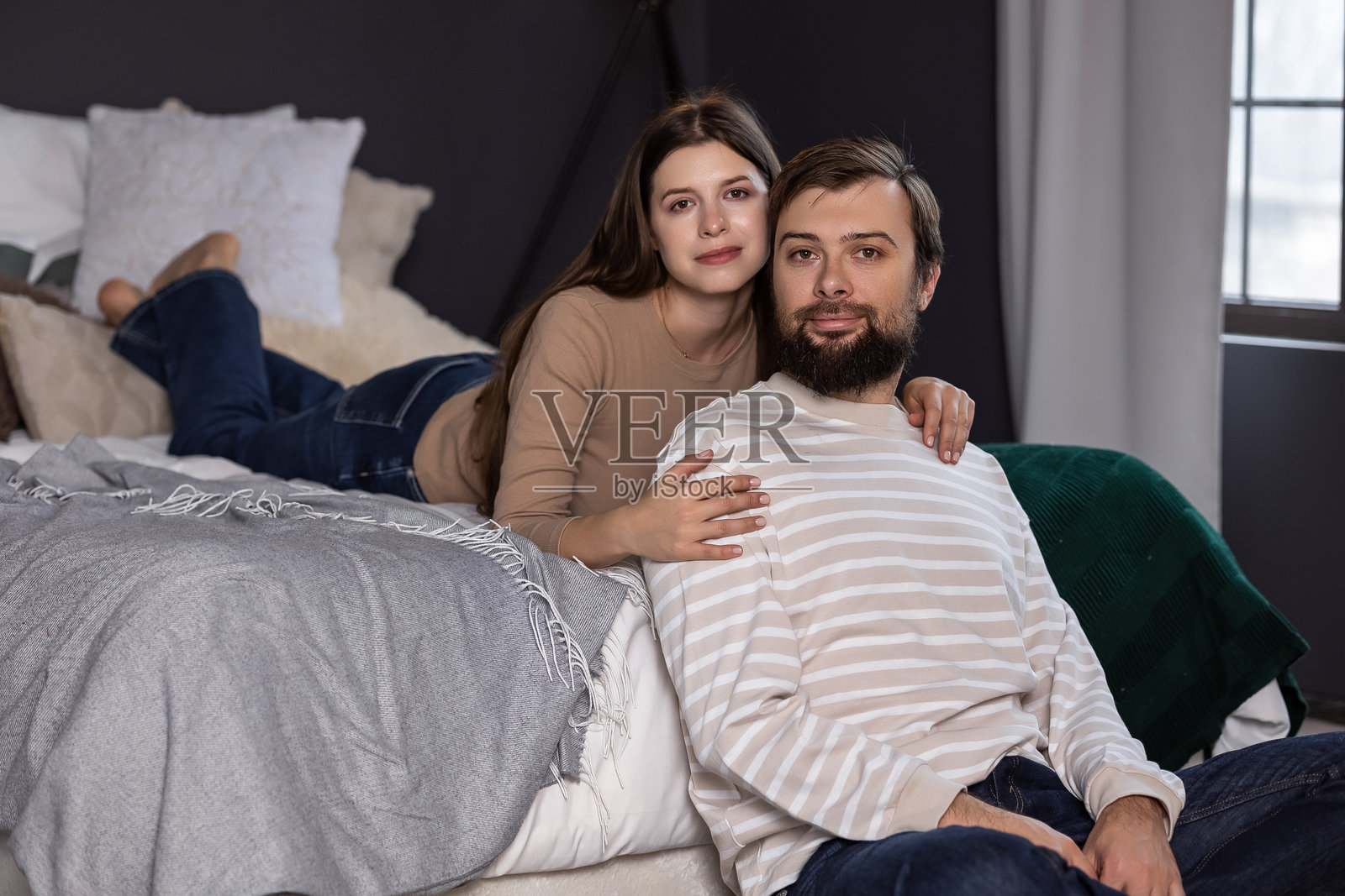 情侣在床上放松照片摄影图片