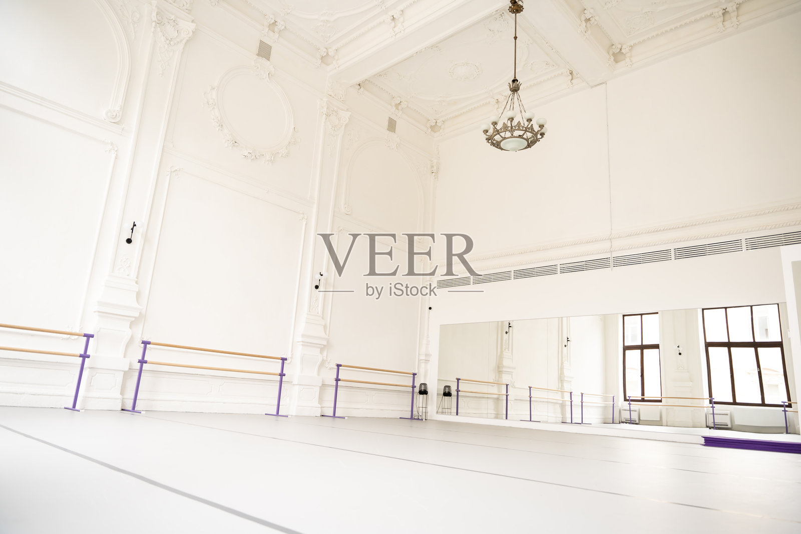 空荡荡的房间，墙上有一根横杆，提供了完美的空间用于拉伸和芭蕾舞锻炼照片摄影图片