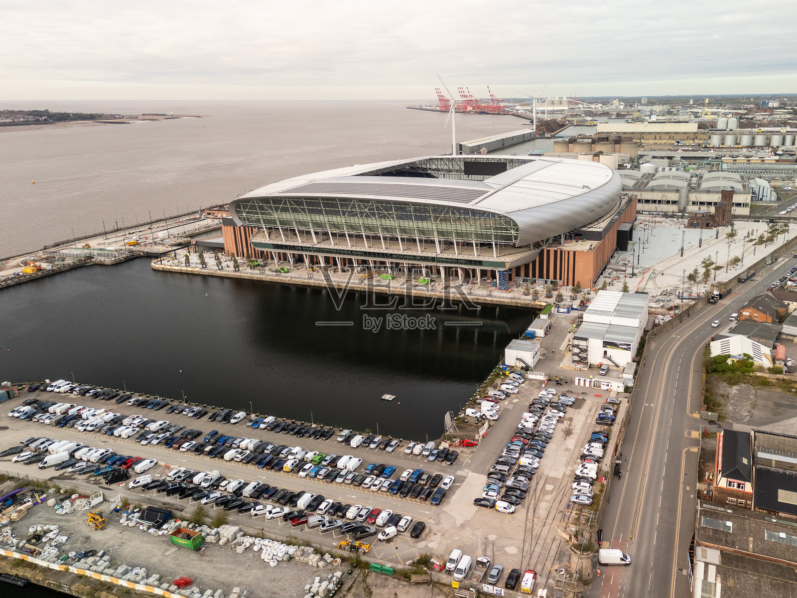 梅西河上的特兰米尔流浪者足球场正在建设中，位于英国利物浦。照片摄影图片