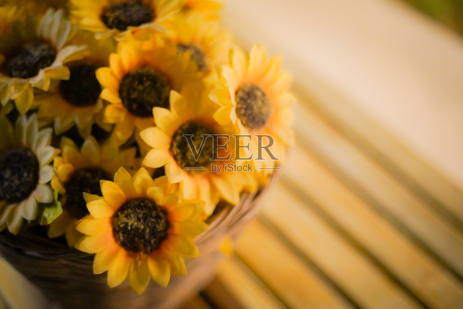 篮子里的向日葵，带有戏剧性的色调照片摄影图片