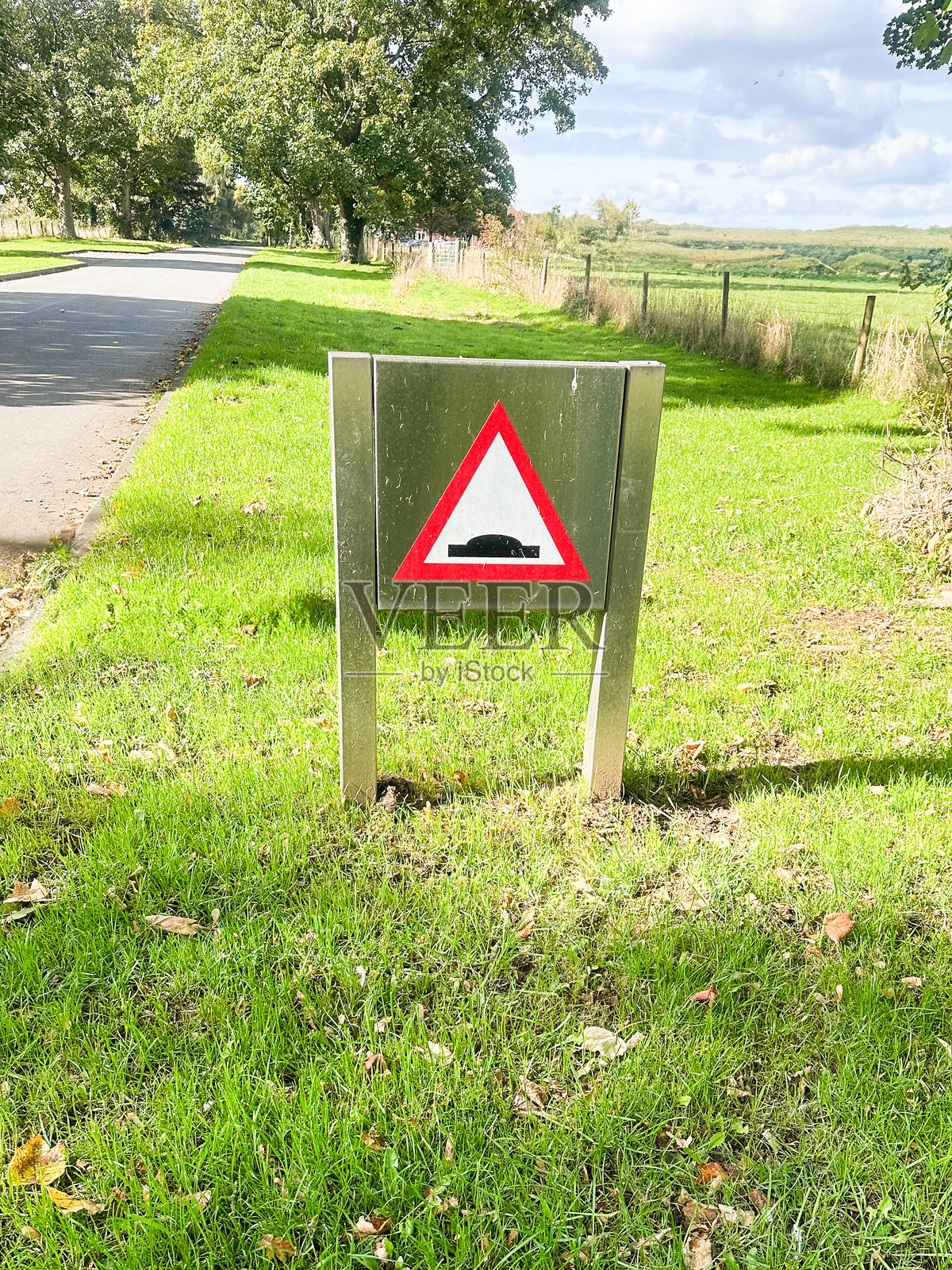 路标上的隆起标志照片摄影图片