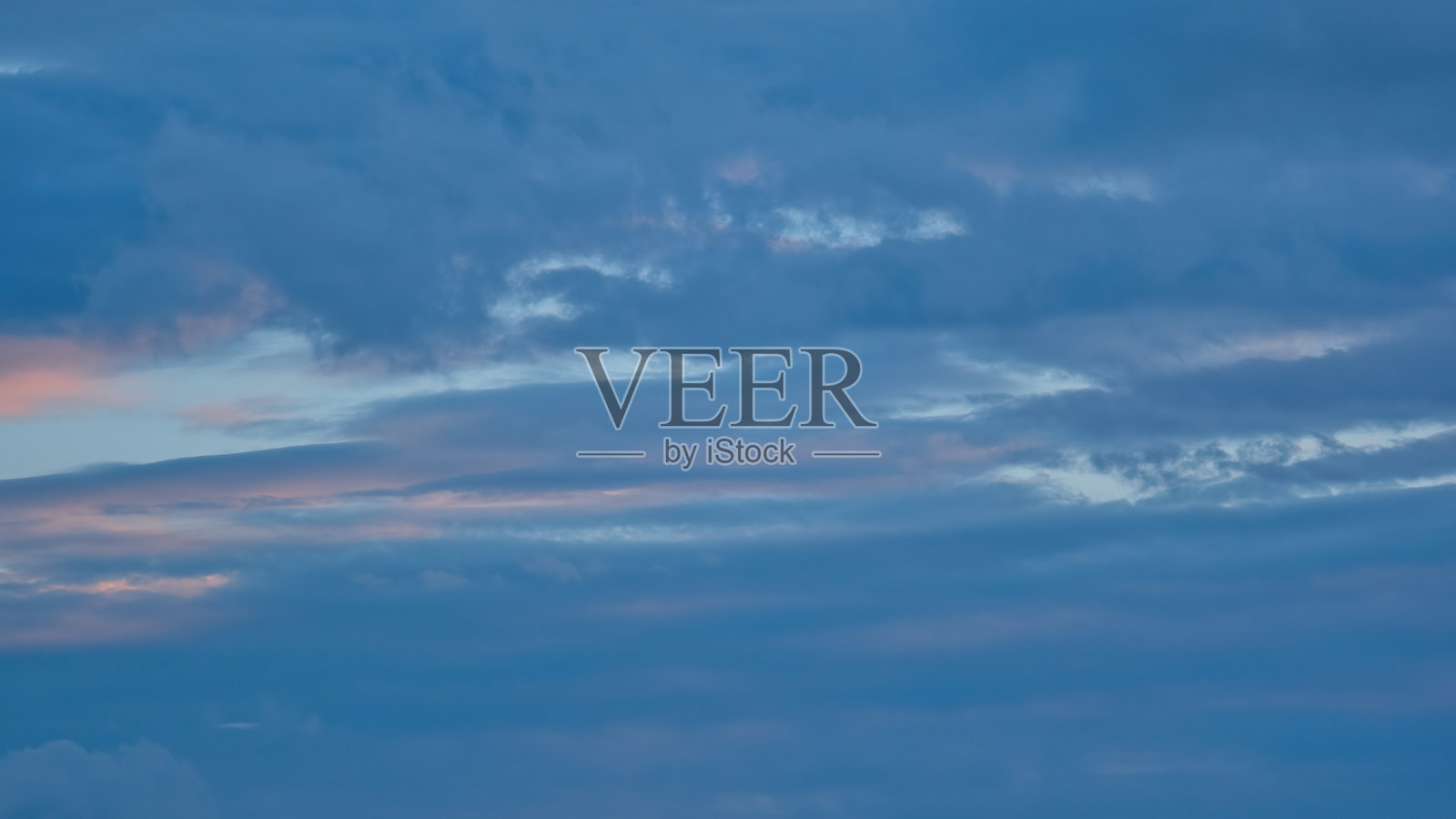 美丽的日落多云天空。抽象背景。照片摄影图片