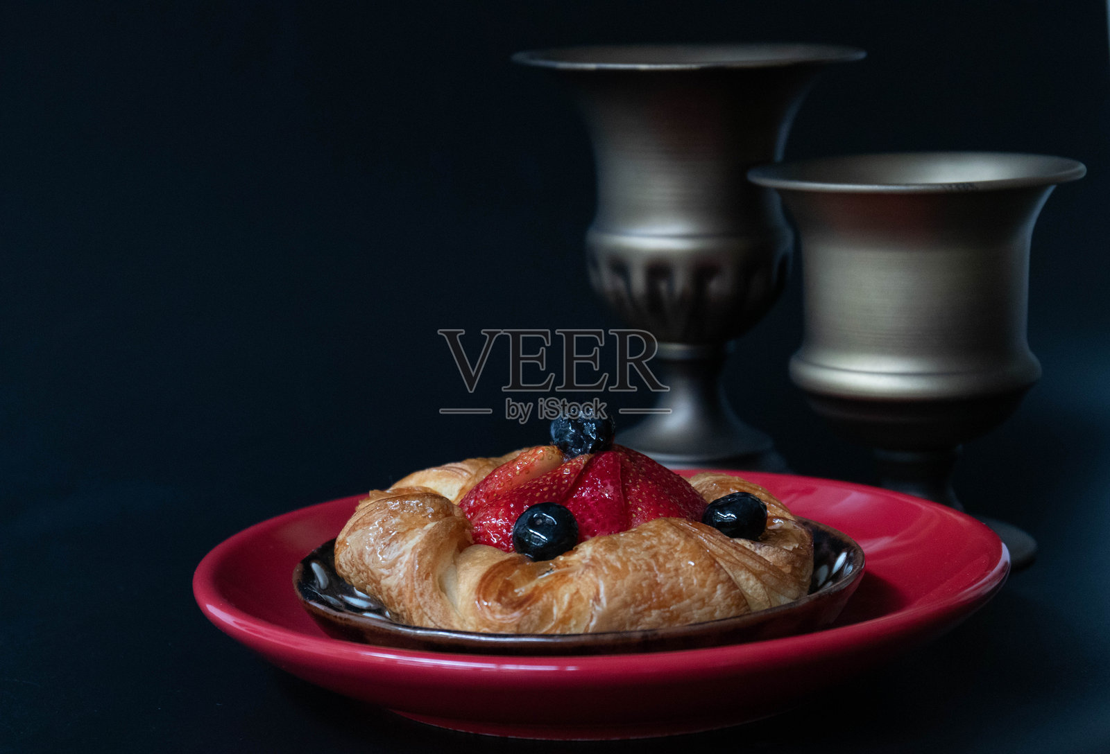 甜点概念，混合浆果可颂面包在深色背景上照片摄影图片