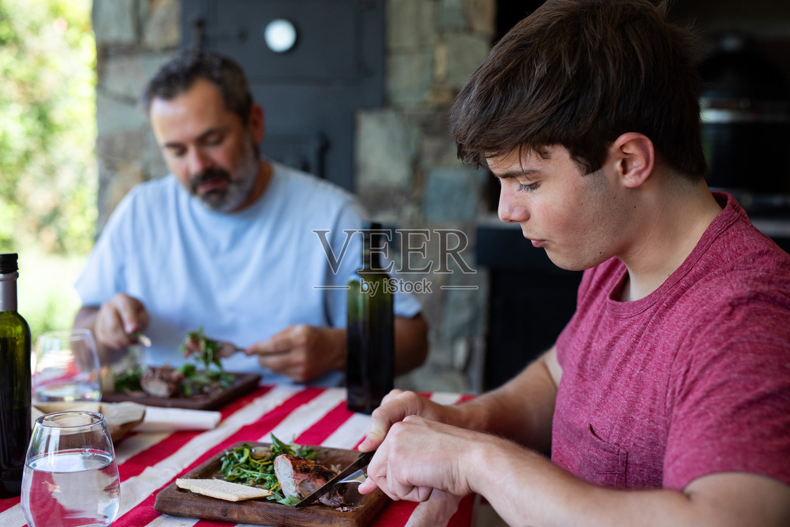 阿根廷男子为家人提供烧烤照片摄影图片