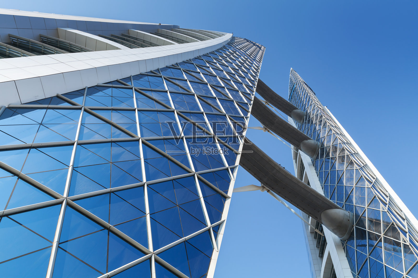 巴林世界贸易中心的外立面上装有风力涡轮机照片摄影图片