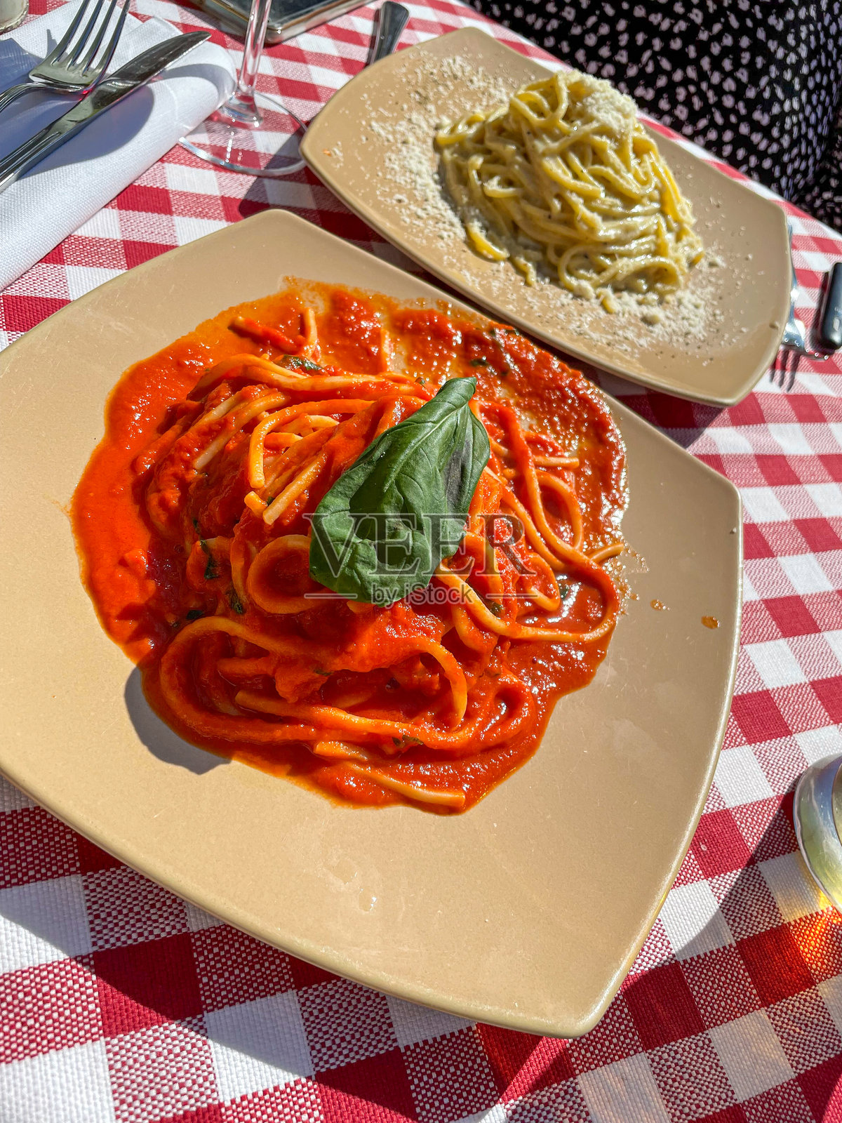 意大利宽面条碳ara和番茄酱意大利面。照片摄影图片