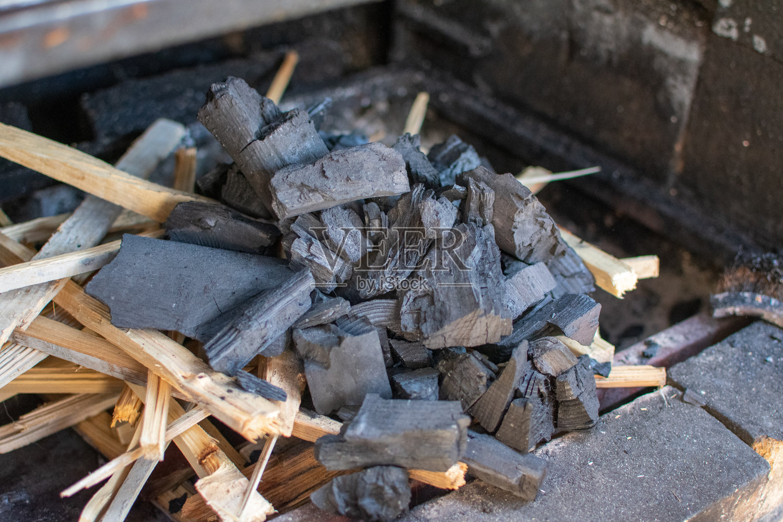 为烧烤准备木炭照片摄影图片