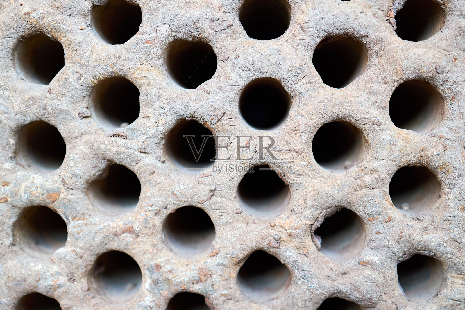 热交换器锅炉的管板或板材特写纹理，选择性聚焦背景，打开以进行检查、维护或清洁，去除不溶性硬矿物沉积物、盐、垢和腐蚀。照片摄影图片