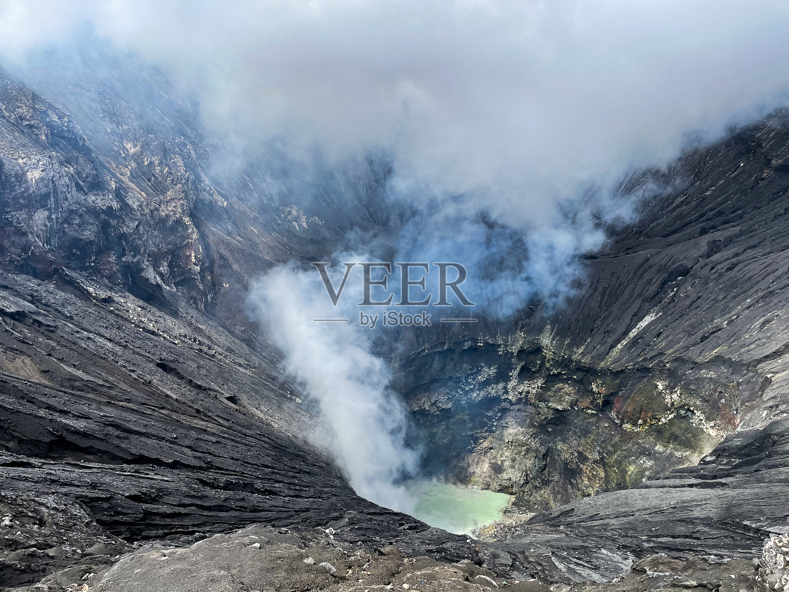 印度尼西亚东爪哇布罗莫腾格尔塞梅鲁国家公园的布罗莫火山火山口。照片摄影图片