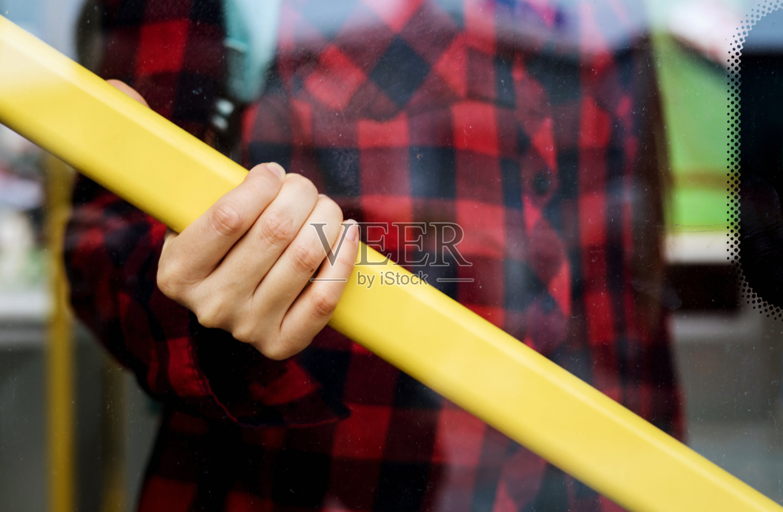 手握金属扶手照片摄影图片