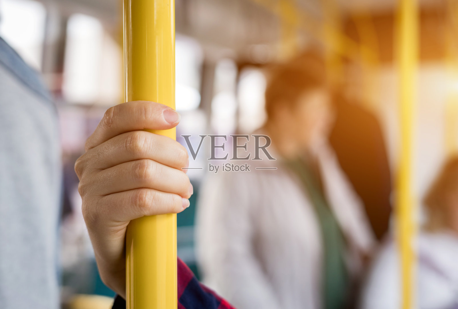 特写手握扶手照片摄影图片