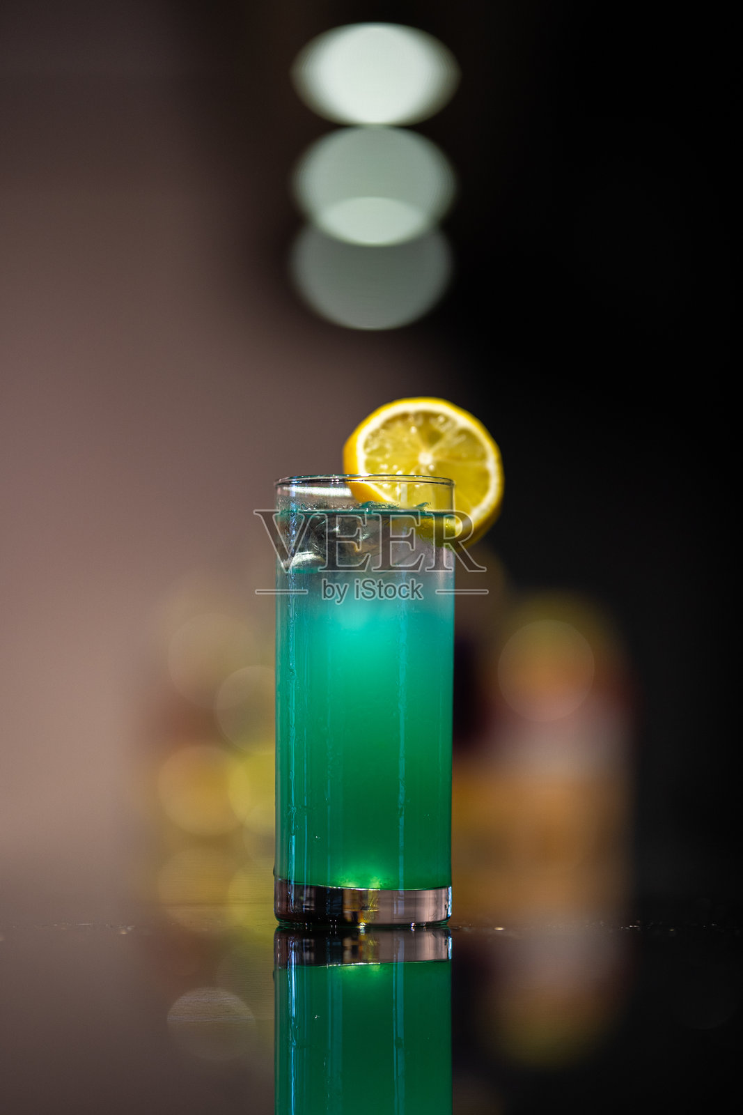 酒吧里的精致鸡尾酒组合照片摄影图片