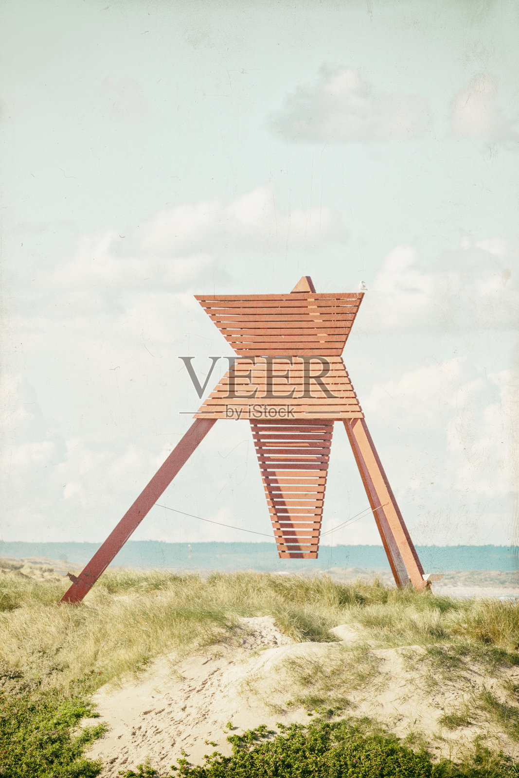 丹麦北海沙丘上的红色灯塔照片摄影图片