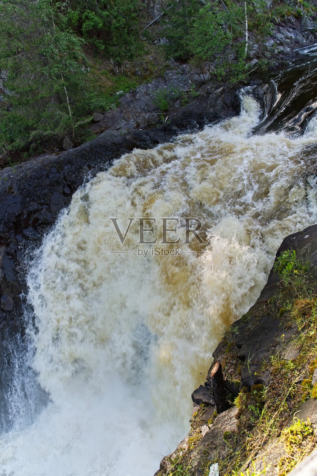 卡累利阿，俄罗斯，2024年7月10日。基瓦赫瀑布的景观。照片摄影图片