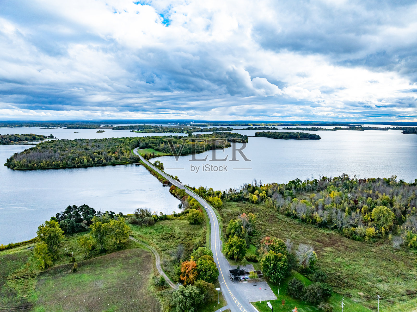 安大略省南斯托蒙特的朗索镇和公园大道的鸟瞰图照片摄影图片