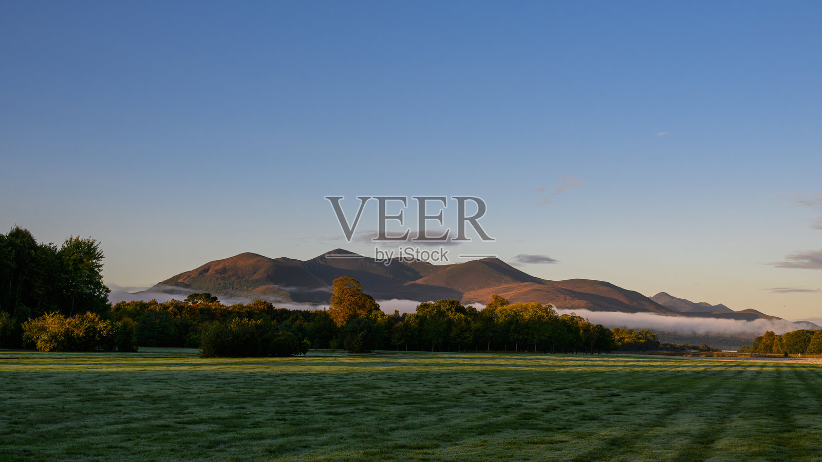 爱尔兰基拉尼国家公园 - 日出时云雾缭绕的山峰照片摄影图片