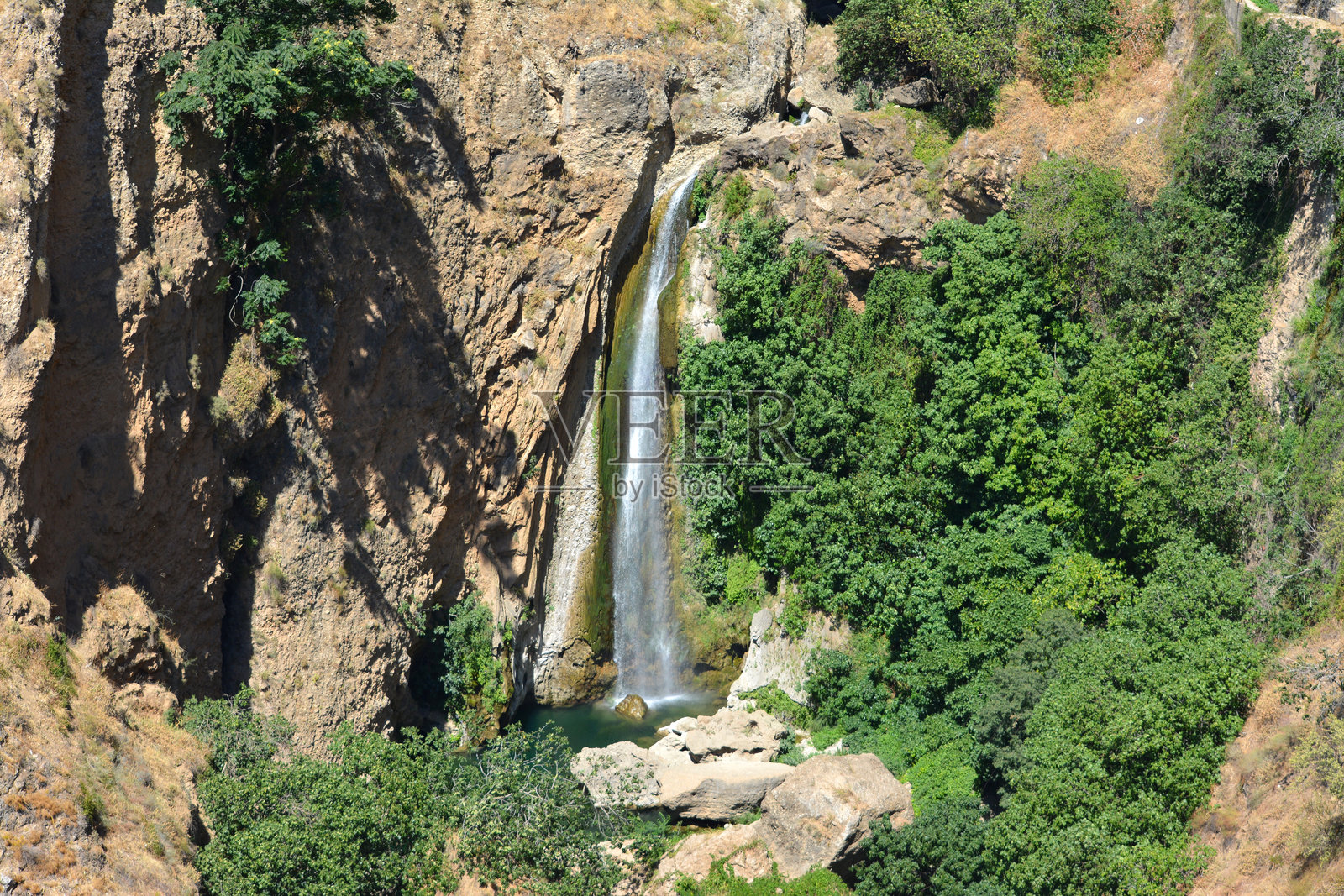 西班牙安达卢西亚隆达的埃尔塔霍峡谷瀑布照片摄影图片