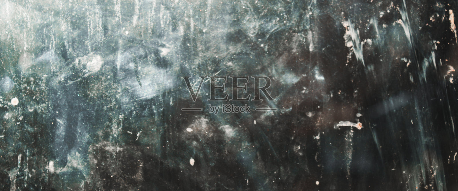 脏污和尘土飞扬的玻璃墙纹理。抽象玻璃背景照片摄影图片