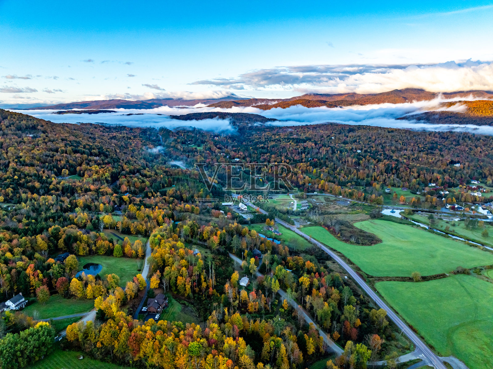 美国佛蒙特州斯托的金溪，佛蒙特州100号公路景观照片摄影图片