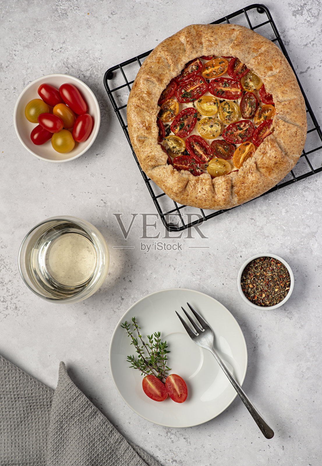 番茄和瑞可达奶酪的法式薄饼美食摄影照片摄影图片