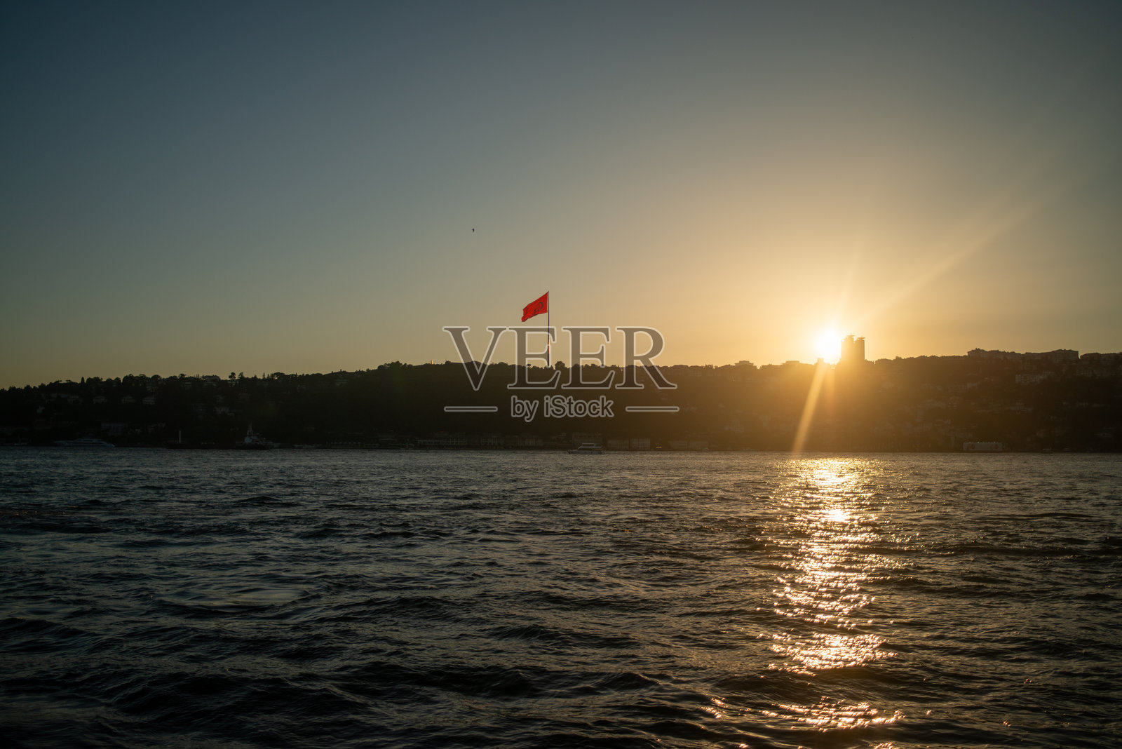 金色博斯普鲁斯海峡：土耳其国旗下的日落宁静照片摄影图片