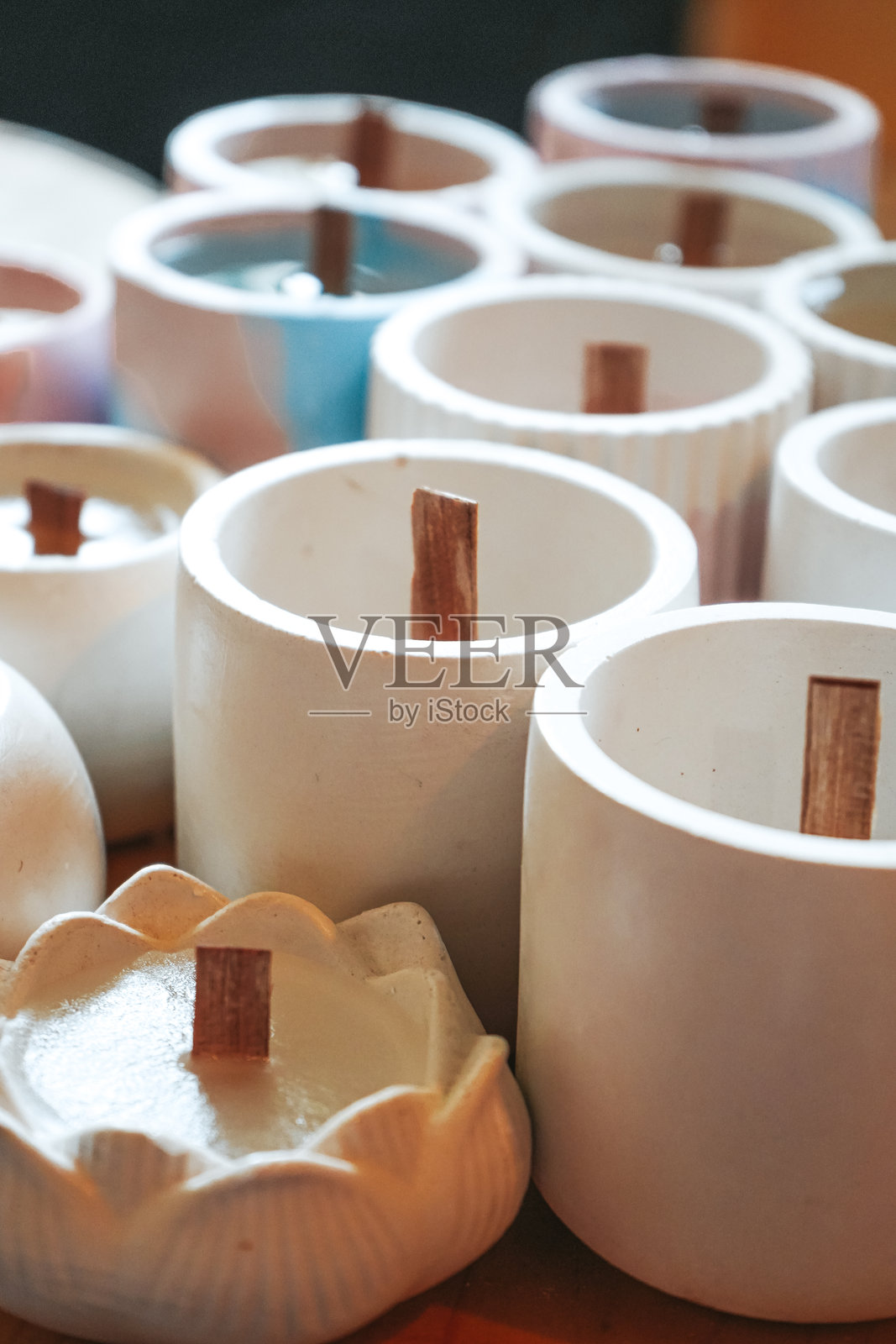 DIY手工产品展览。小型企业市场。时尚家居装饰配件。各种成分的家用香薰蜡烛。瓶装香水气味。照片摄影图片