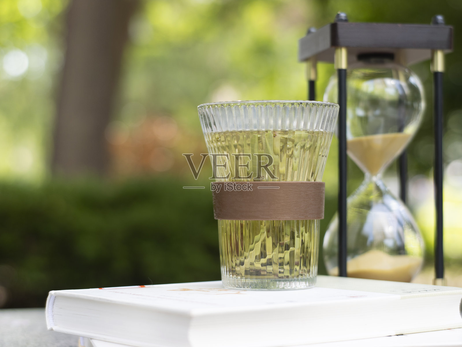 喝茶、读书和下棋照片摄影图片