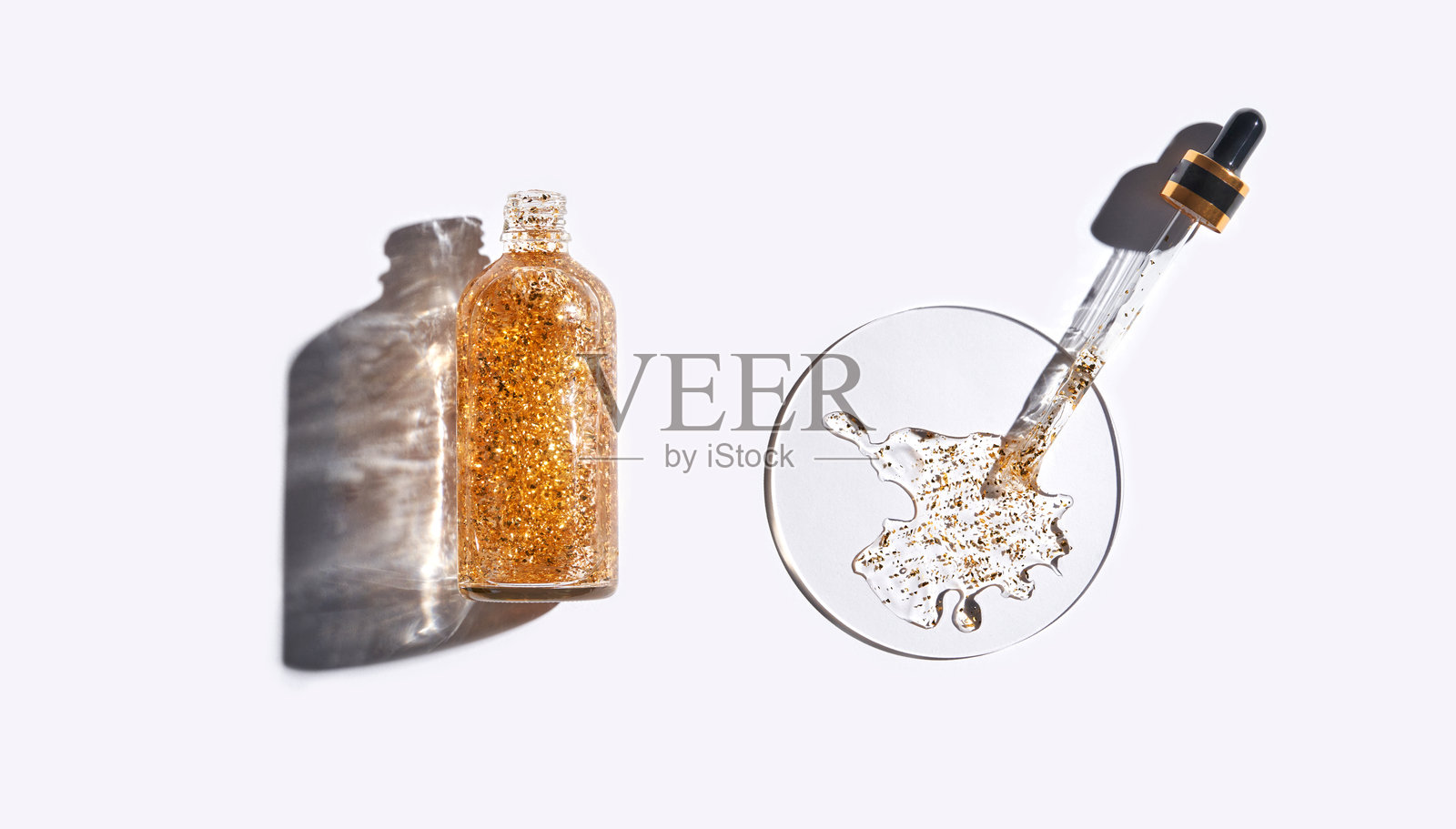 现代的发光化妆瓶，带滴管和凝胶质地，放置在干净的表面上照片摄影图片