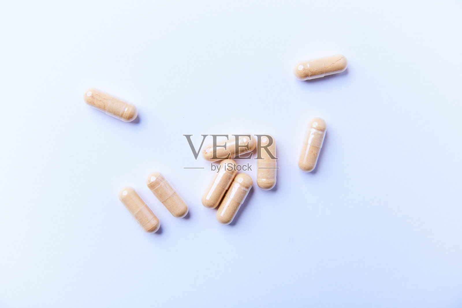 叶黄素胶囊，明亮纸面背景上的膳食补充剂照片摄影图片