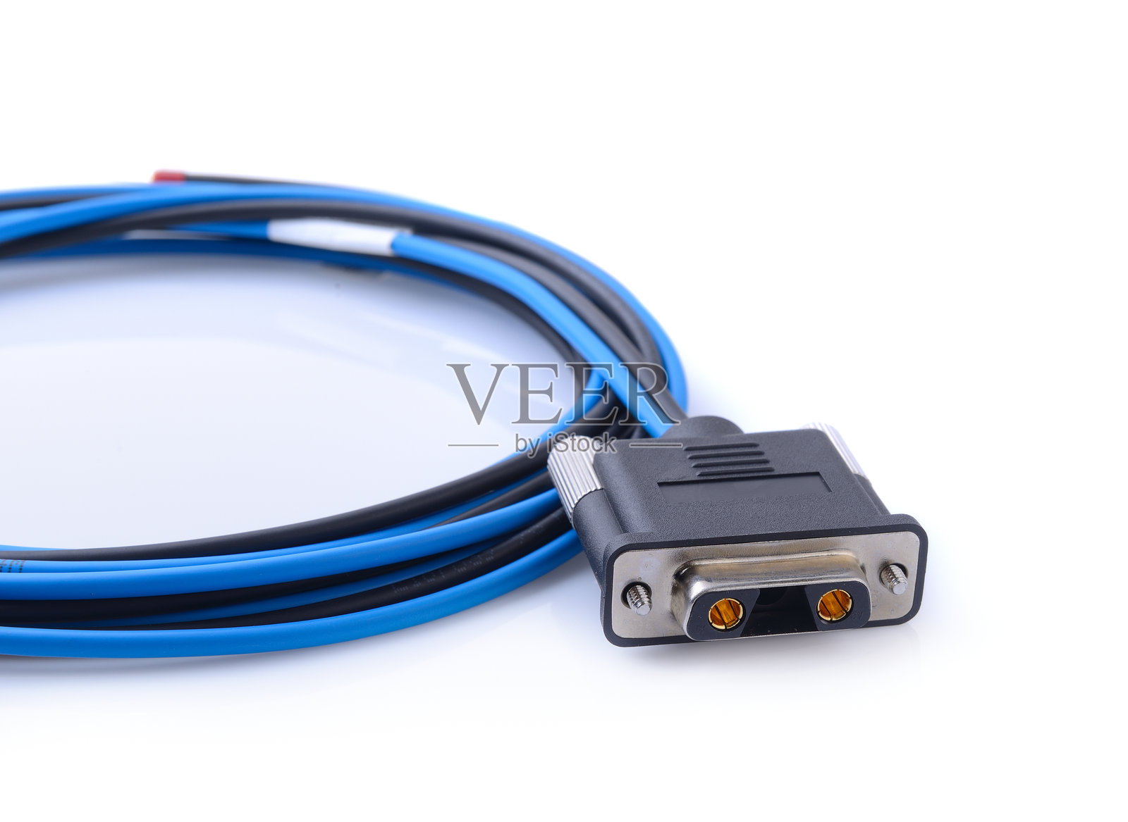 蓝色和黑色计算机电缆在白色背景下的特写照片摄影图片