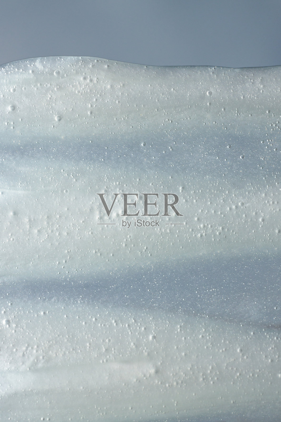 蓝天白云背景下的奶油特写，化妆品美容产品质地，洗发水，肥皂照片摄影图片