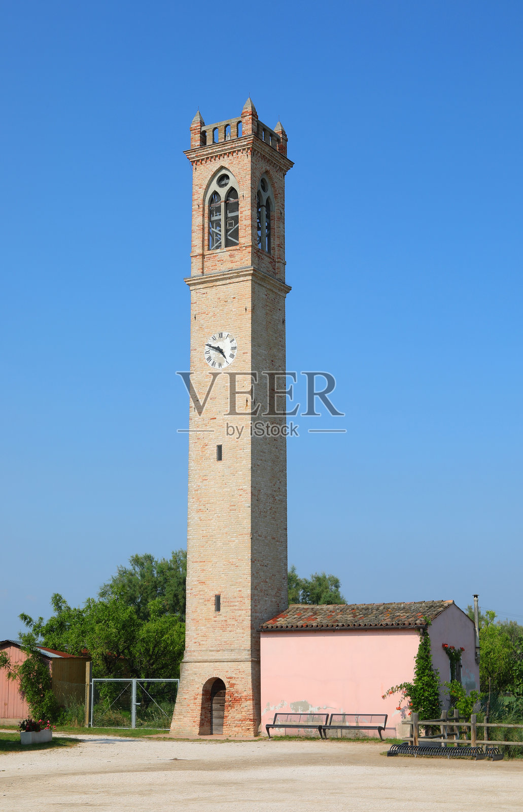 意大利威尼斯岛附近梅索莱地区的钟楼（夏季，无人）照片摄影图片