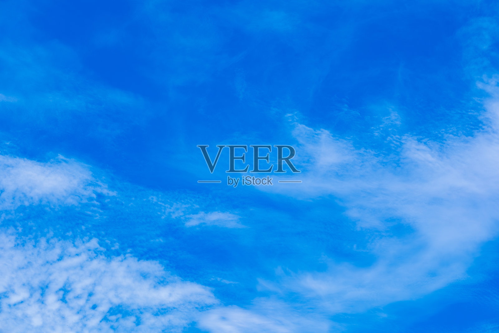 全景晴朗的天空背景为暑假概念在海洋和夏季海水与美丽的多云天空的阳光。照片摄影图片