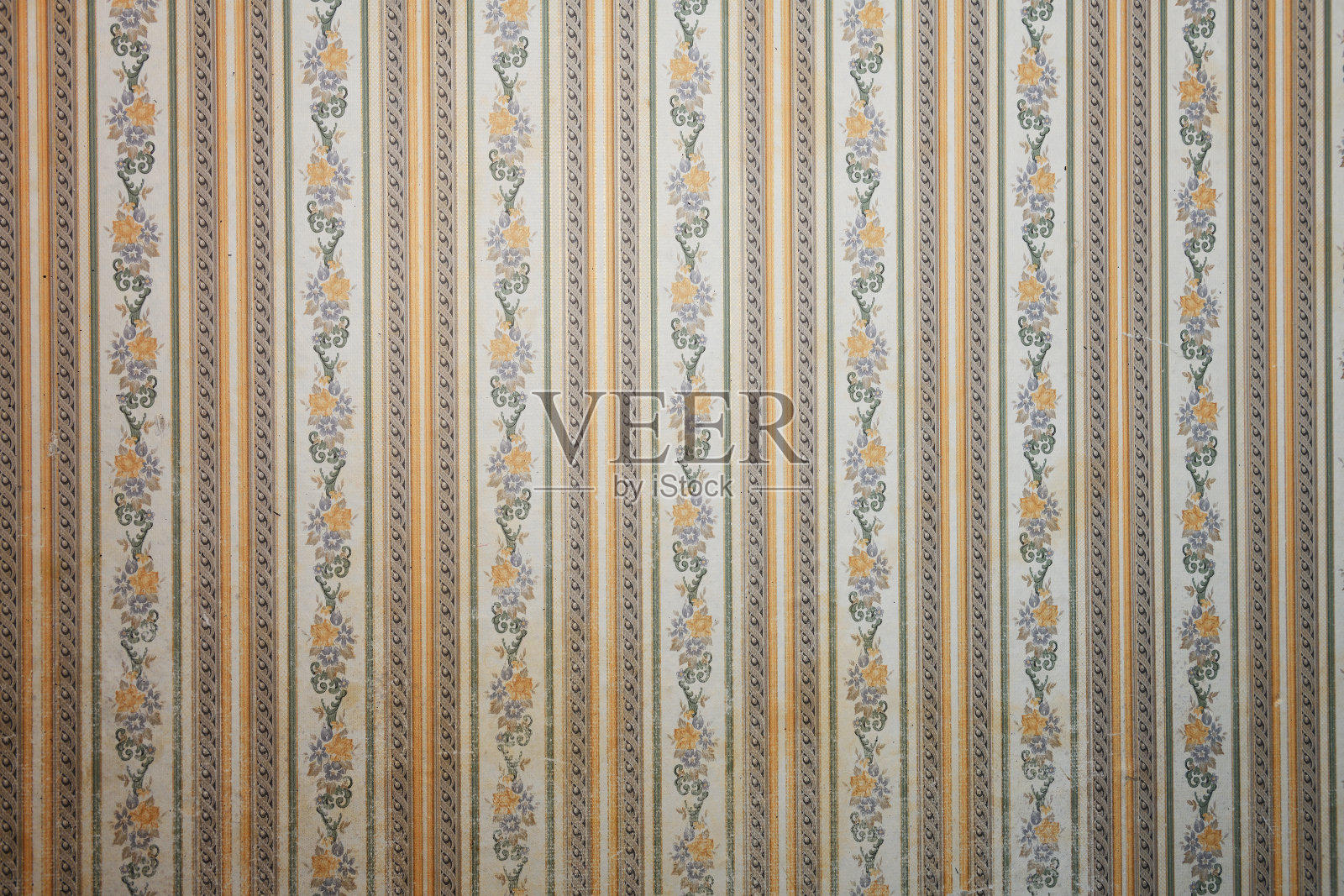 墙上的旧墙纸。旧墙纸的纹理或背景。照片摄影图片