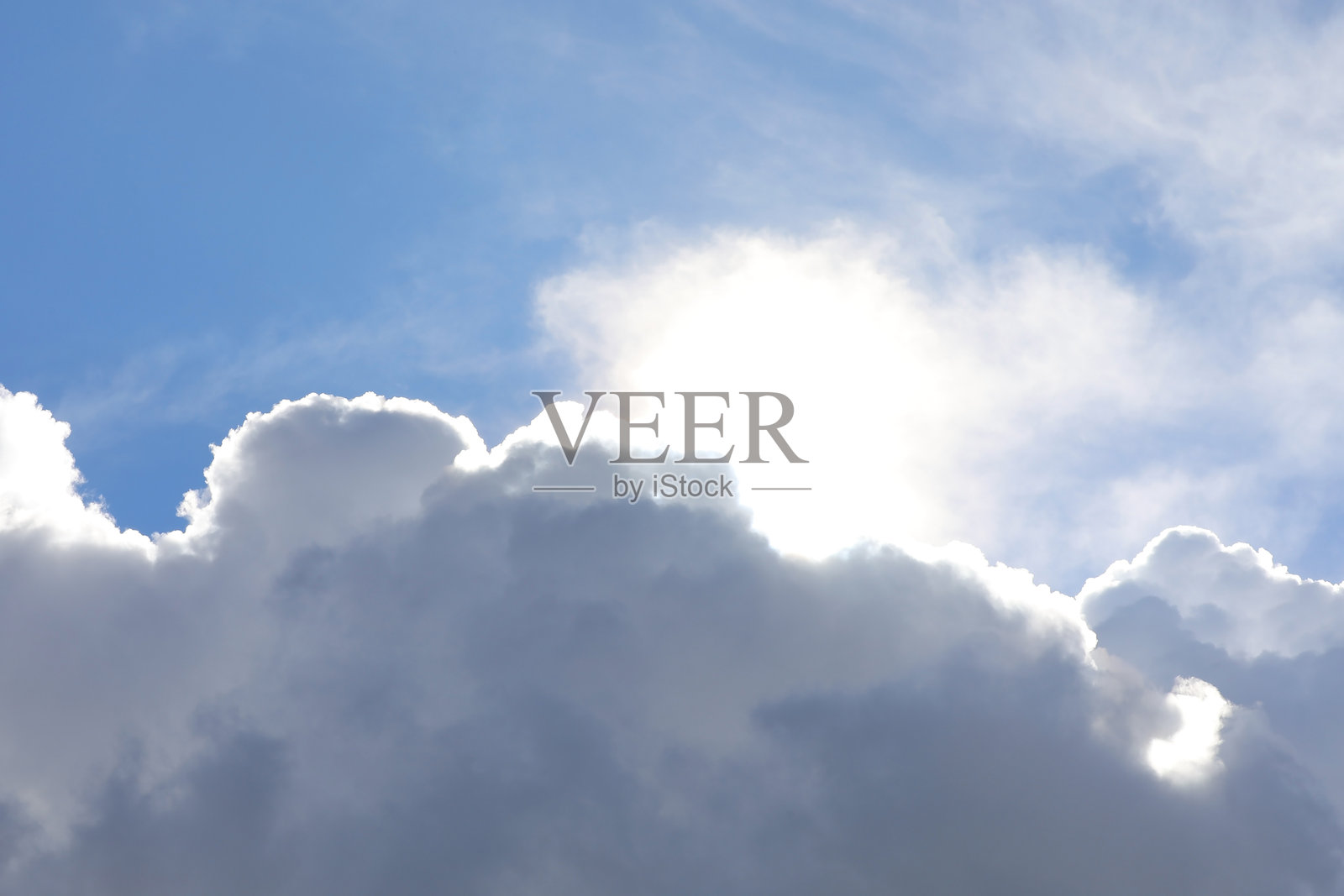 阳光穿透云层，宛如神圣之光照片摄影图片