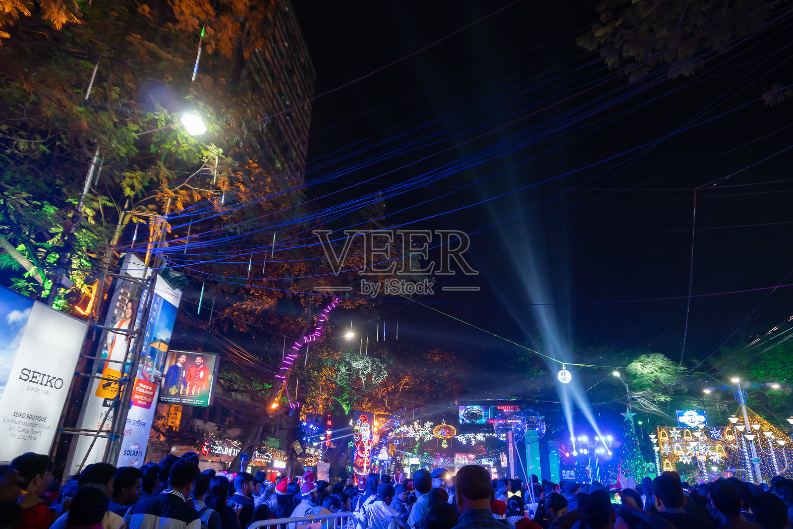 在公园街和Camac街交界处的彩灯和圣诞庆祝活动。市民们享受着欢乐和年终的节日气氛照片摄影图片