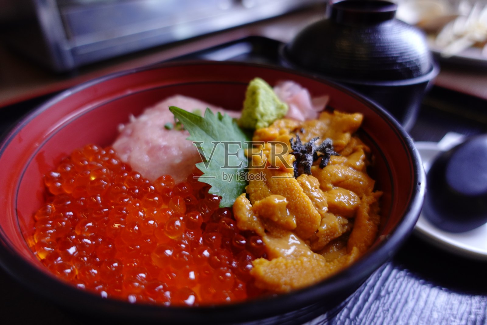 海胆和三文鱼卵的海鲜丼。照片摄影图片