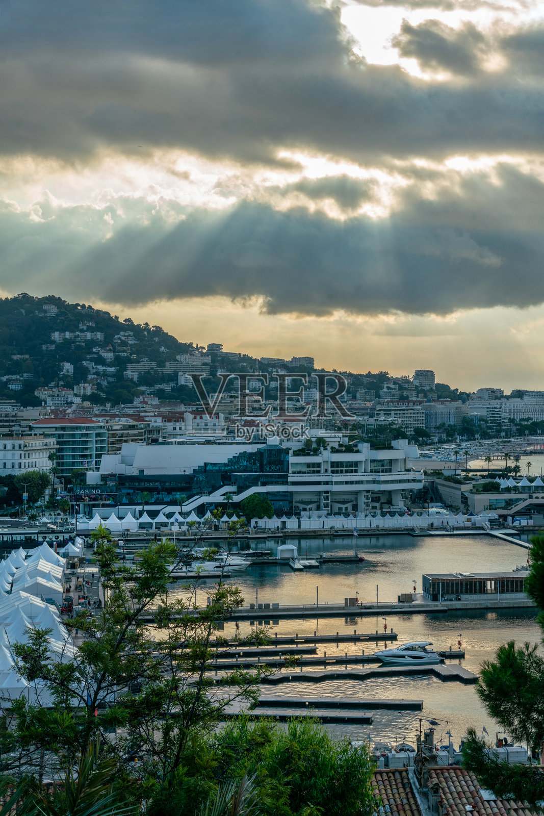 与戛纳电影节和大会宫一起拍摄的令人惊叹的空中全景照片摄影图片