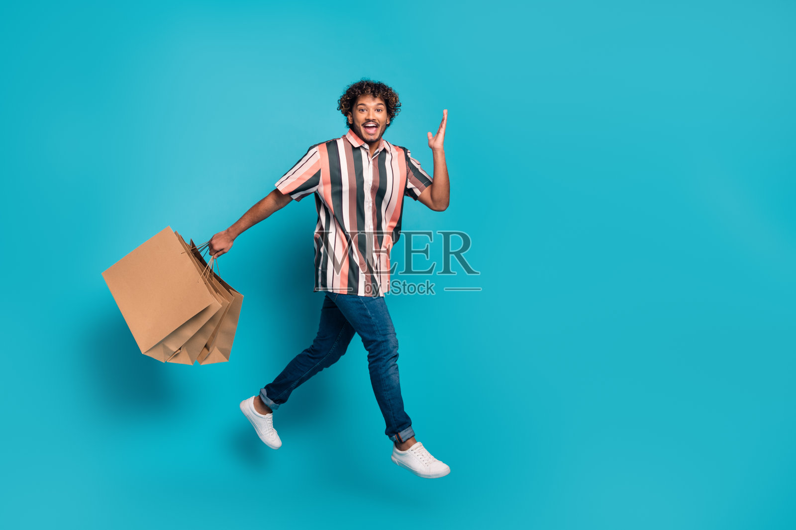 漂亮的年轻男子的全尺寸照片包跳空空间穿衬衫孤立的蓝绿色背景照片摄影图片